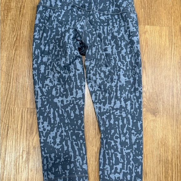 Lululemon women’s Blue Patterned Leggings - Picture 2 of 5
